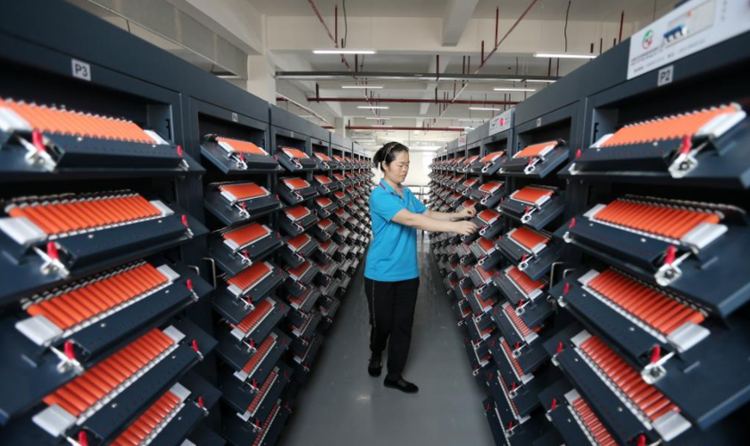 8月7日,在安徽省淮北市高新技术产业开发区,工人在一家锂电池生产企业